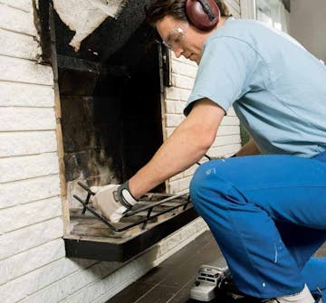 Montere peisinnsats: Stålramma fjernes, og bunn-ramma renses Montere peisinnsats: Stålramma fjernes, og bunn-ramma renses